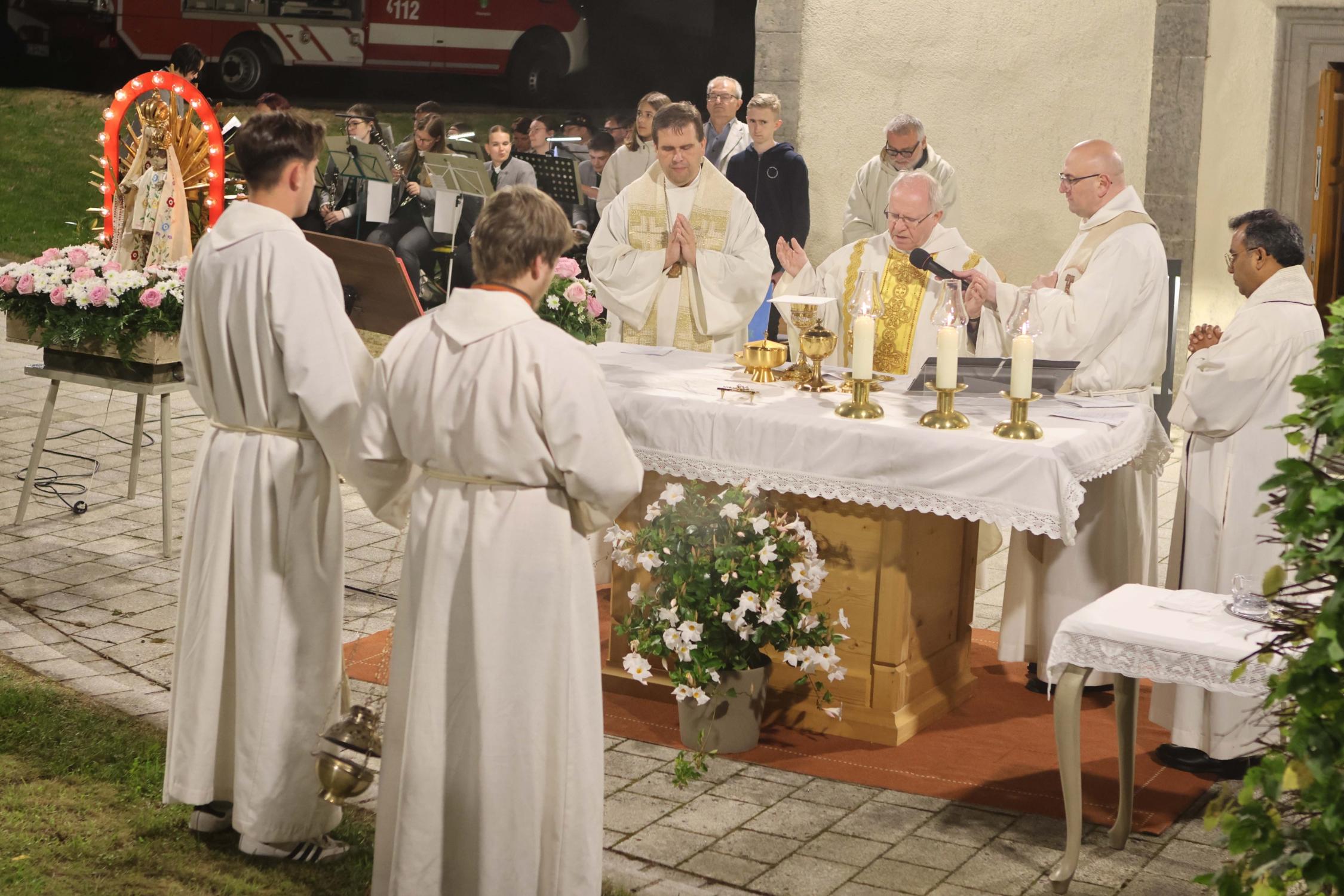 Friedenswallfahrt 2026 nach Neuengrün: Zelebrant Martin Emge mit den Priestern Dekan Detlef Pötzl, Sven Raube und Cyriac Chittukalam Die Zelebranten Domkapitular Martin Emge, Dekan Detlef Pötzl und die Priester Sven Raube und Cyriac Chittukalam am Altar vor dem Gotteshaus, links die Firmlinge mit Pastoralreferent Harald Ulbrich