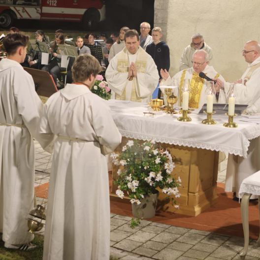 Die Zelebranten Domkapitular Martin Emge, Dekan Detlef Pötzl und die Priester Sven Raube und Cyriac Chittukalam am Altar vor dem Gotteshaus, links die Firmlinge mit Pastoralreferent Harald Ulbrich