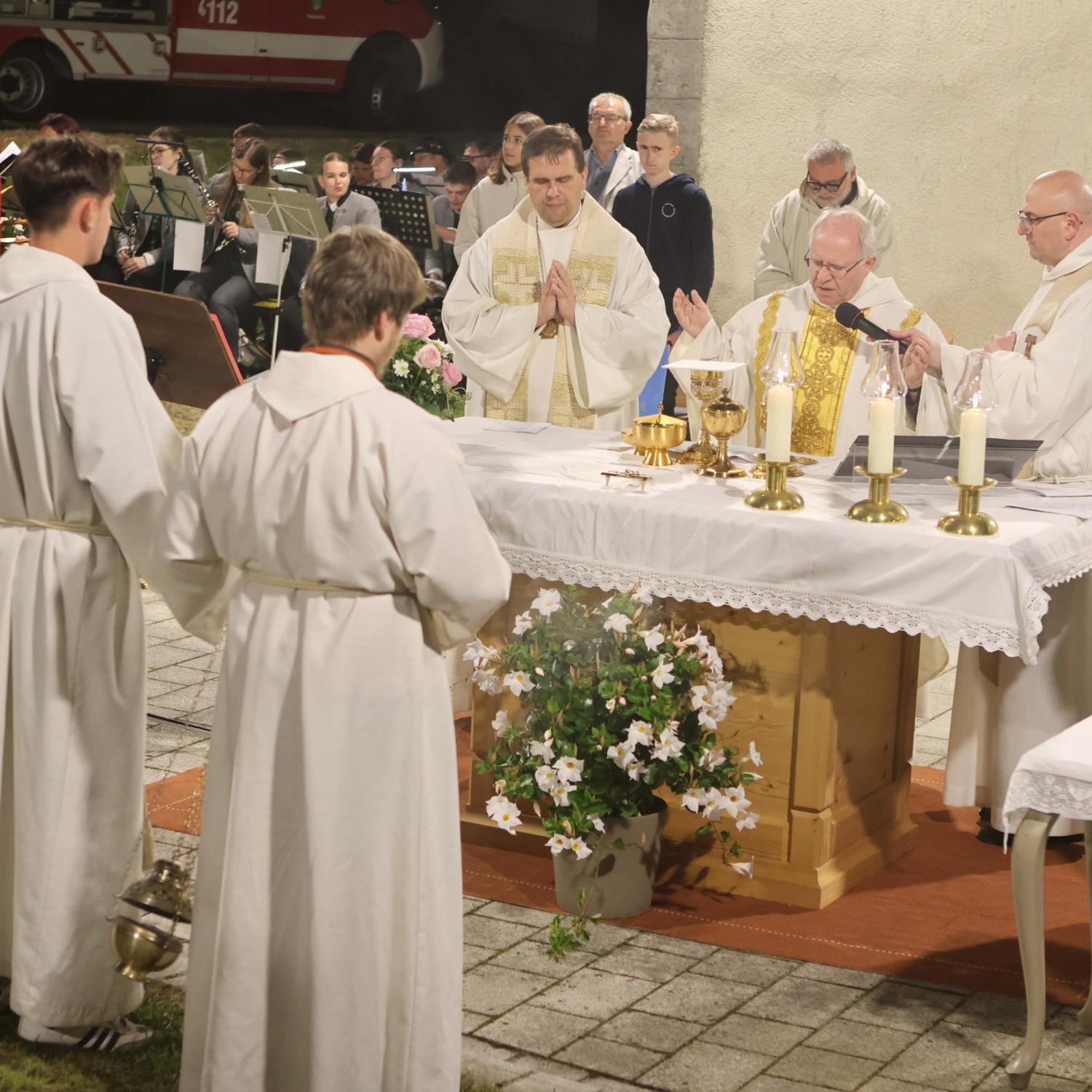 Die Zelebranten Domkapitular Martin Emge, Dekan Detlef Pötzl und die Priester Sven Raube und Cyriac Chittukalam am Altar vor dem Gotteshaus, links die Firmlinge mit Pastoralreferent Harald Ulbrich