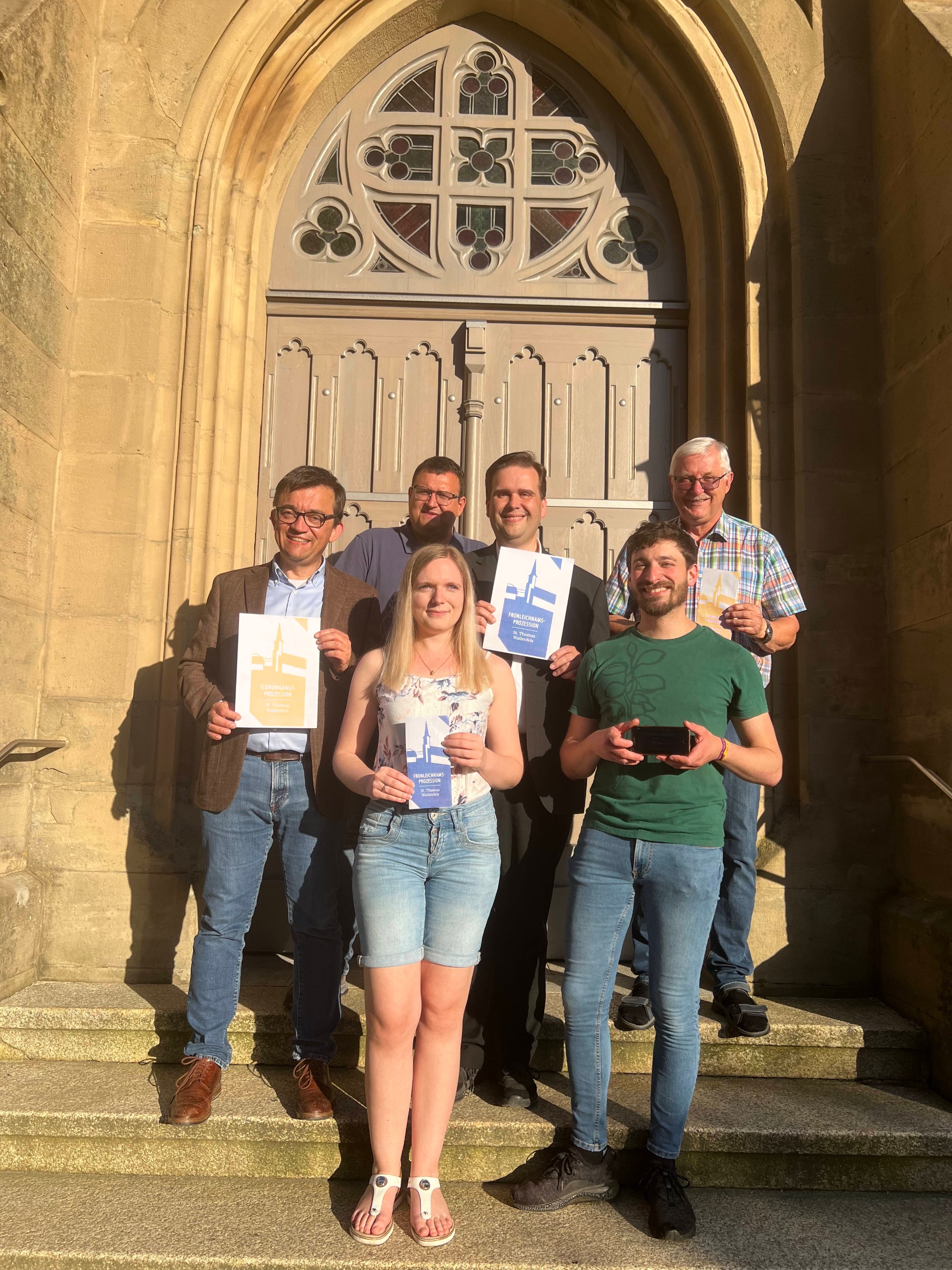 Freuen sich über die neuen Prozessionshefte und präsentieren Cover und Hefte und die digitale Version (v.l.n.r.): Bürgermeister Jens Korn, Kirchenpfleger Jan Regel, Nicole Weiß, Pfarrer Detlef Pötzl, Thomas Weiß, Franz Behrschmidt