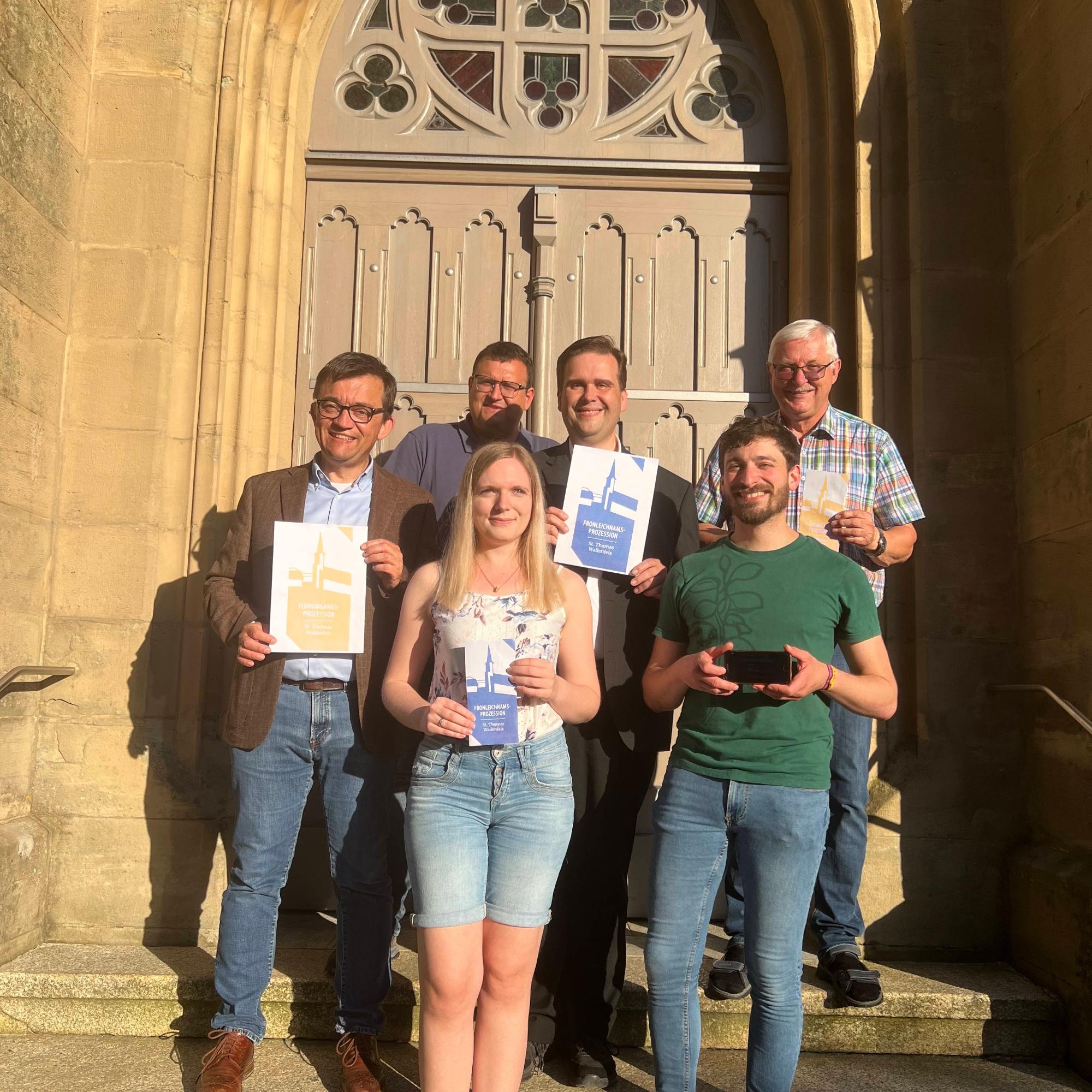 Freuen sich über die neuen Prozessionshefte und präsentieren Cover und Hefte und die digitale Version (v.l.n.r.): Bürgermeister Jens Korn, Kirchenpfleger Jan Regel, Nicole Weiß, Pfarrer Detlef Pötzl, Thomas Weiß, Franz Behrschmidt