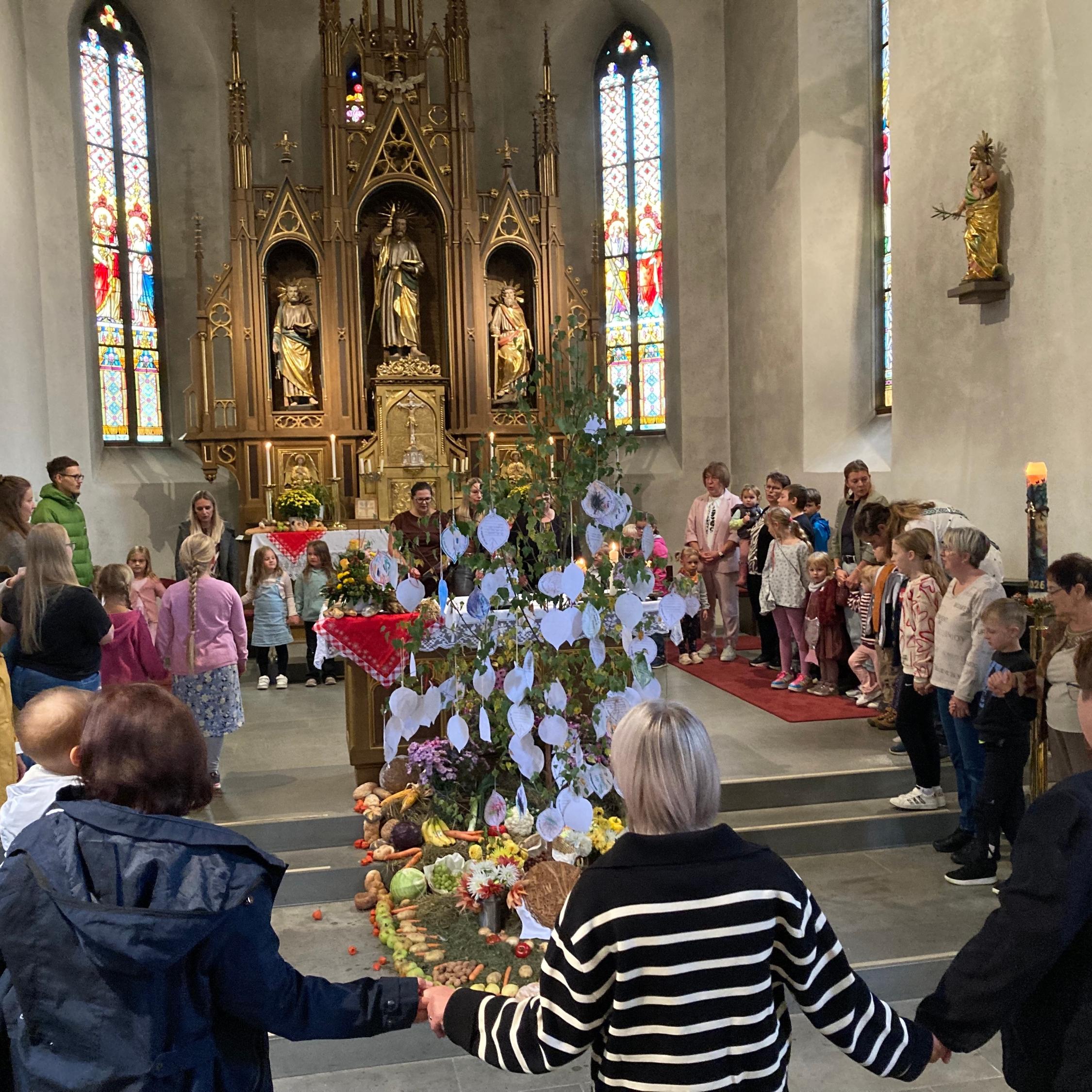 Gemeinsam beteten die Kinder das Vater Unser um den Altar versammelt