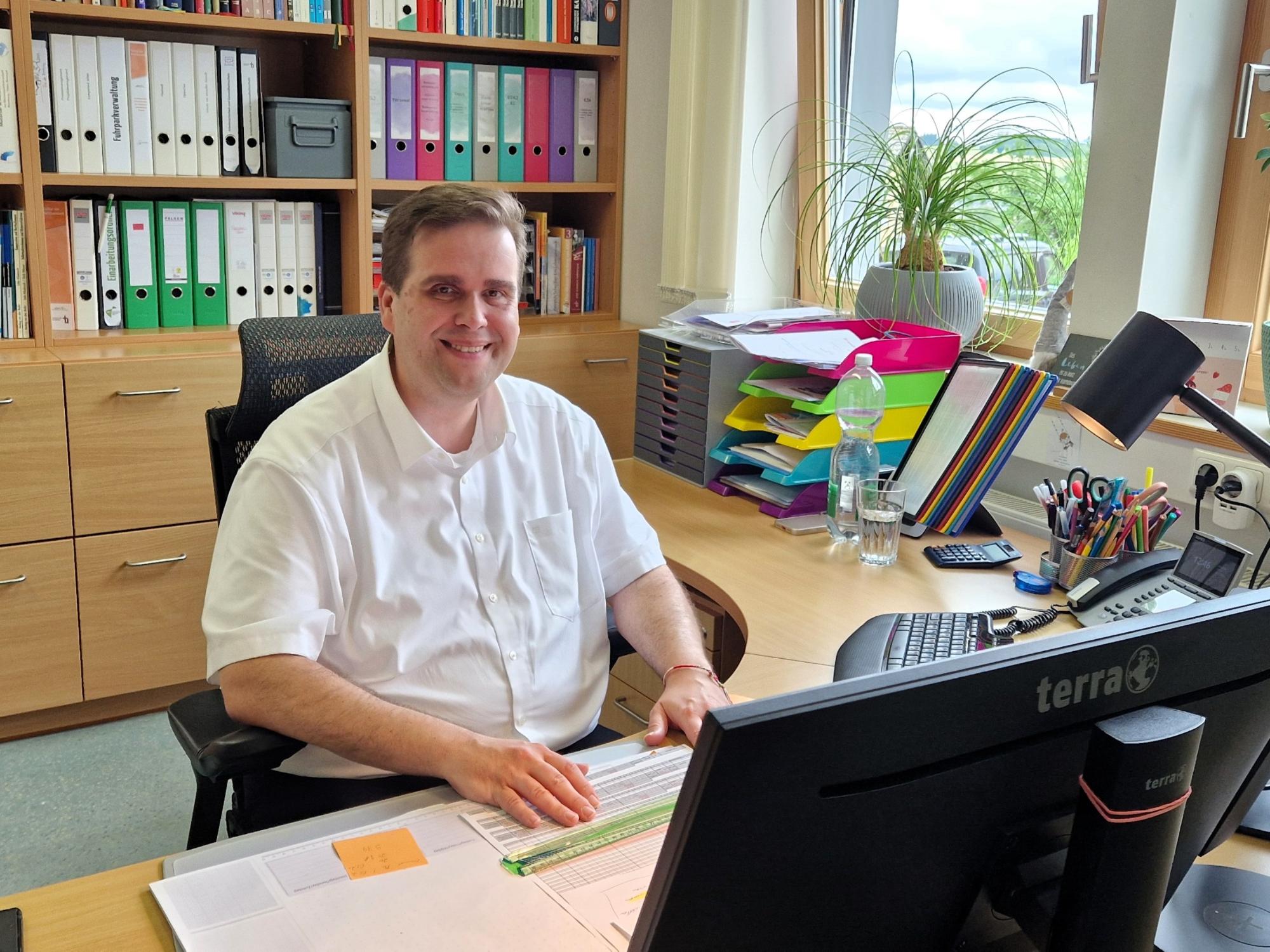 Obwohl Detlef Pötzl meistens unterwegs ist, gehört die Schreibtischarbeit auch zu seinem Beruf