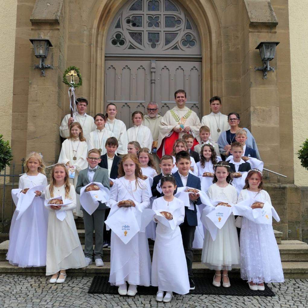 18 Jungen und Mädchen empfingen am 3. Mai zum ersten Mal die Heilige Kommunion