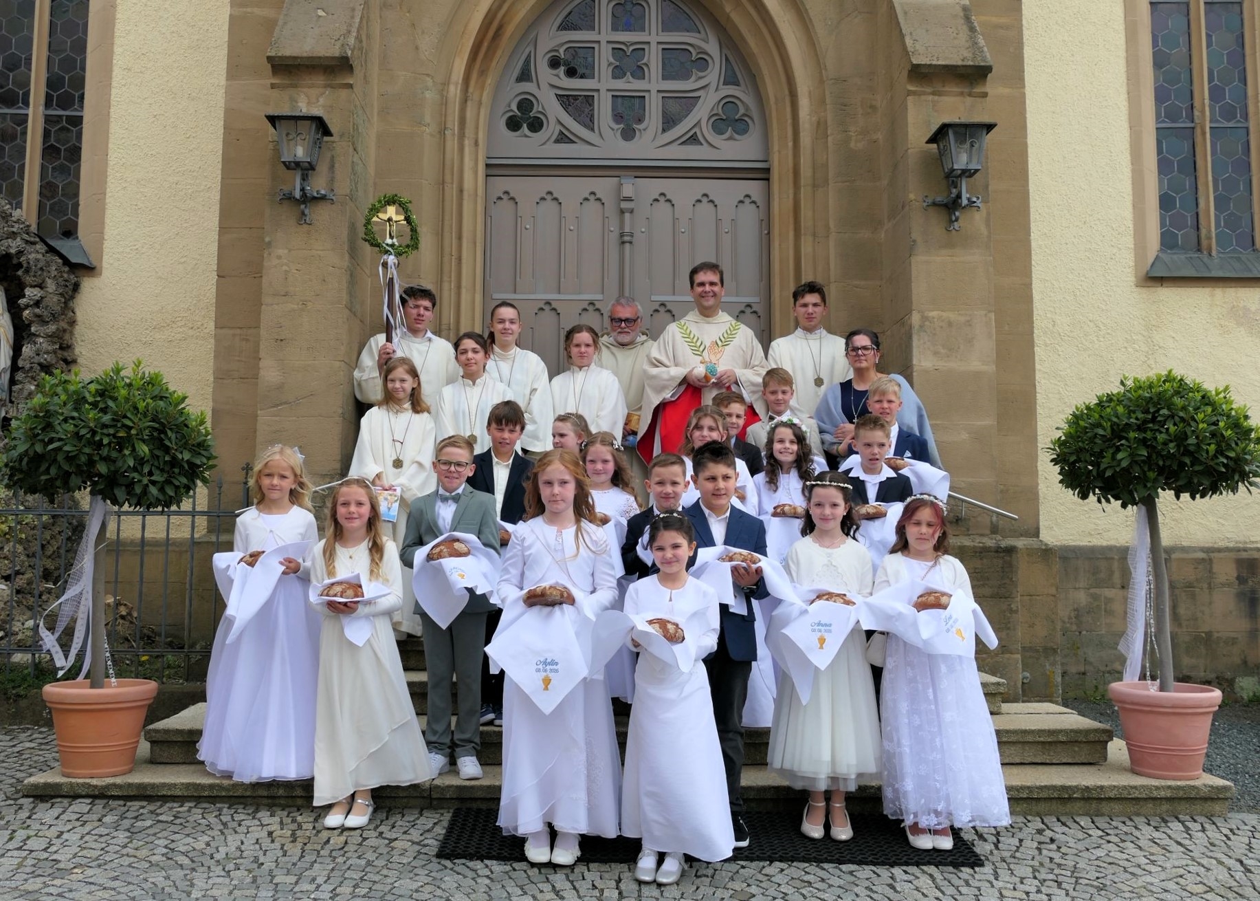 18 Jungen und Mädchen empfingen am 3. Mai zum ersten Mal die Heilige Kommunion