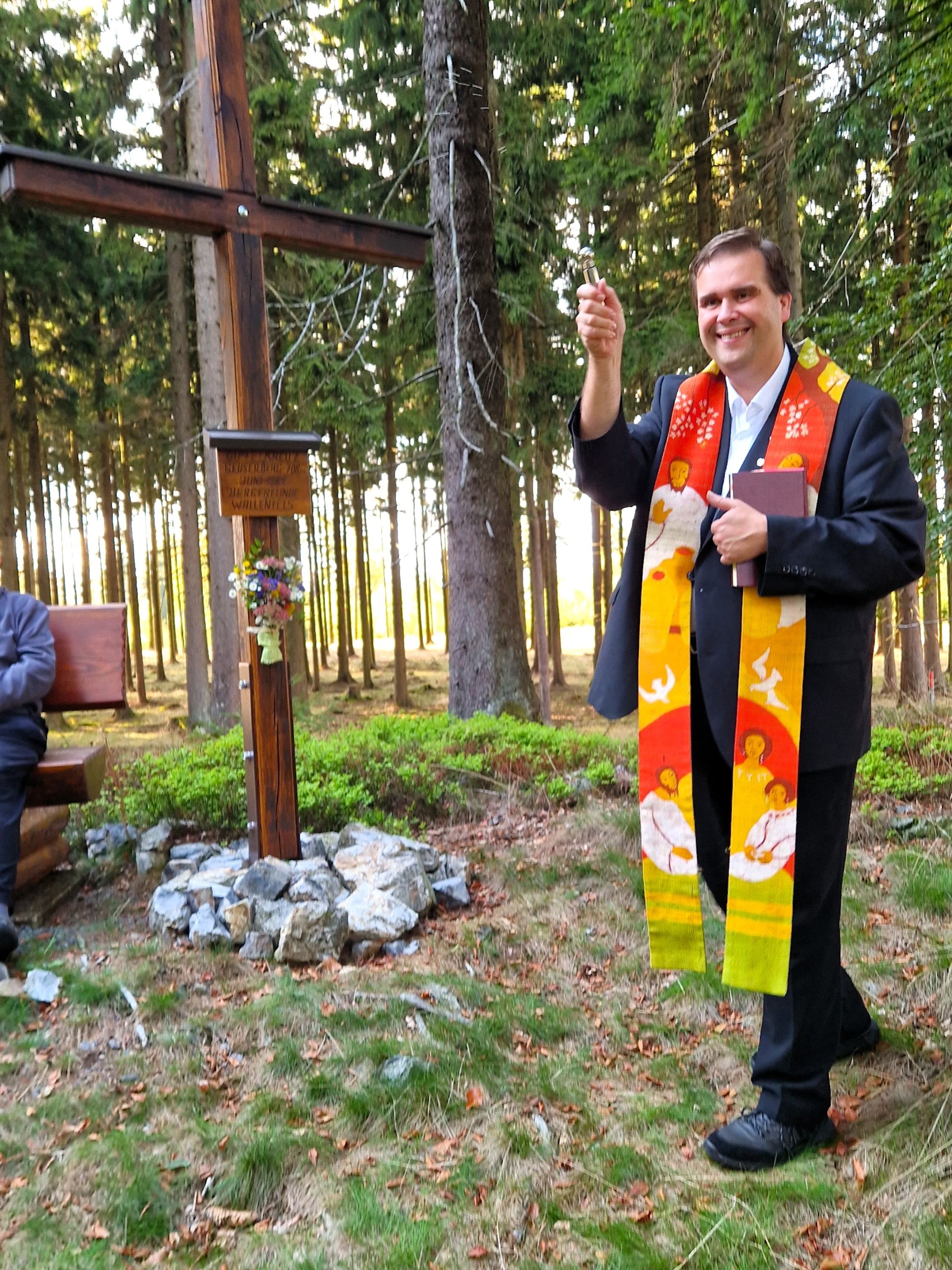 Dekan Detlef Pötzl segnet das restaurierte Gipfelkreuz und alle, die hier vorbeikommen.