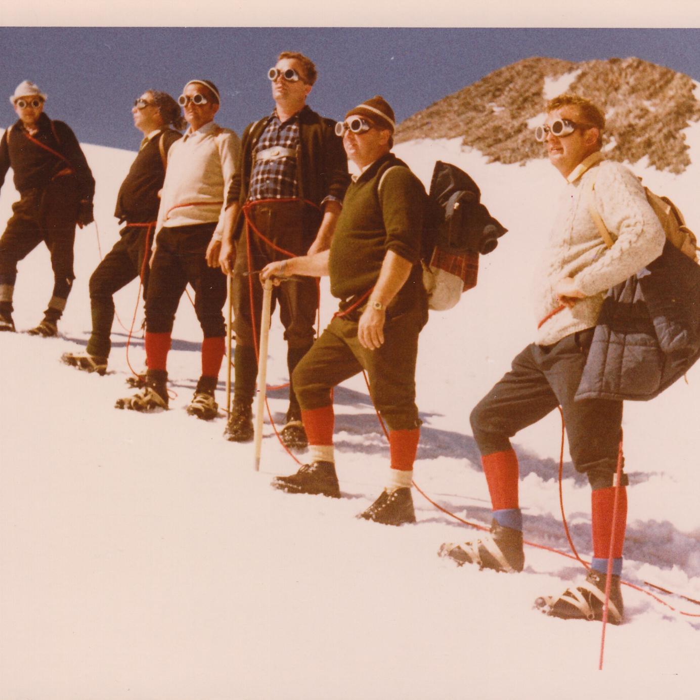 Auf dem Weg zum Olperer musste die Gruppe im Jahr 1970 auch einige Schneefelder überqueren. Mangels professioneller Ausrüstung behalf man sich mit Schweißbrillen, die man bei der früheren Firma Wunner ausgeliehen hatte.