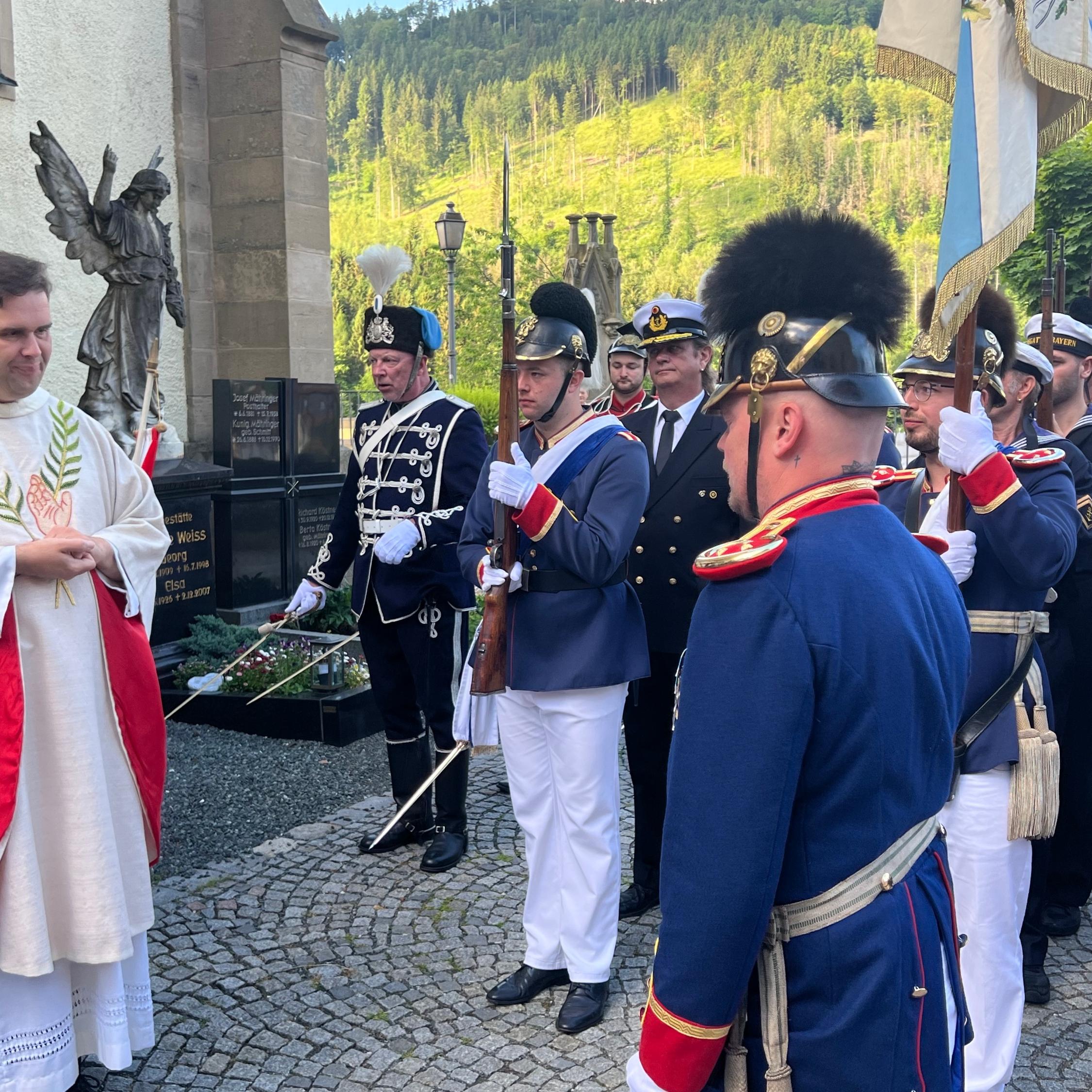 Pfarrer Pötzl begrüßt den Kommandanten Christopher Zeuß.
