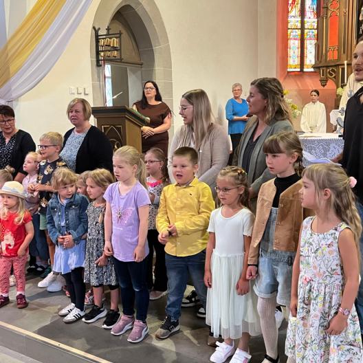 Der Kindergarten gestaltete die Messe musikalisch mit und begrüßte die Gläubigen mit dem Lied 'Einfach spitze, dass du da bist'