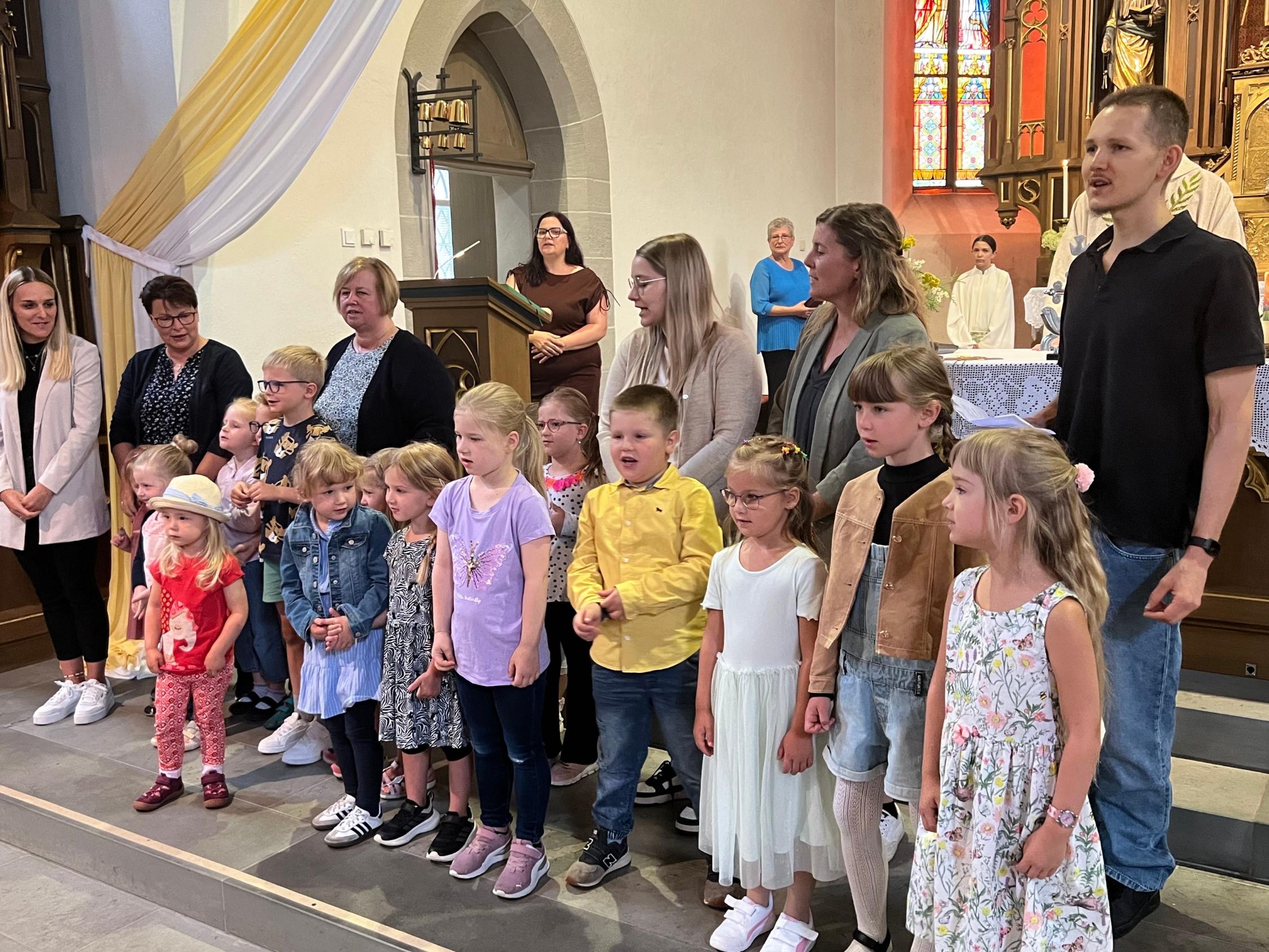 Der Kindergarten gestaltete die Messe musikalisch mit und begrüßte die Gläubigen mit dem Lied 'Einfach spitze, dass du da bist'