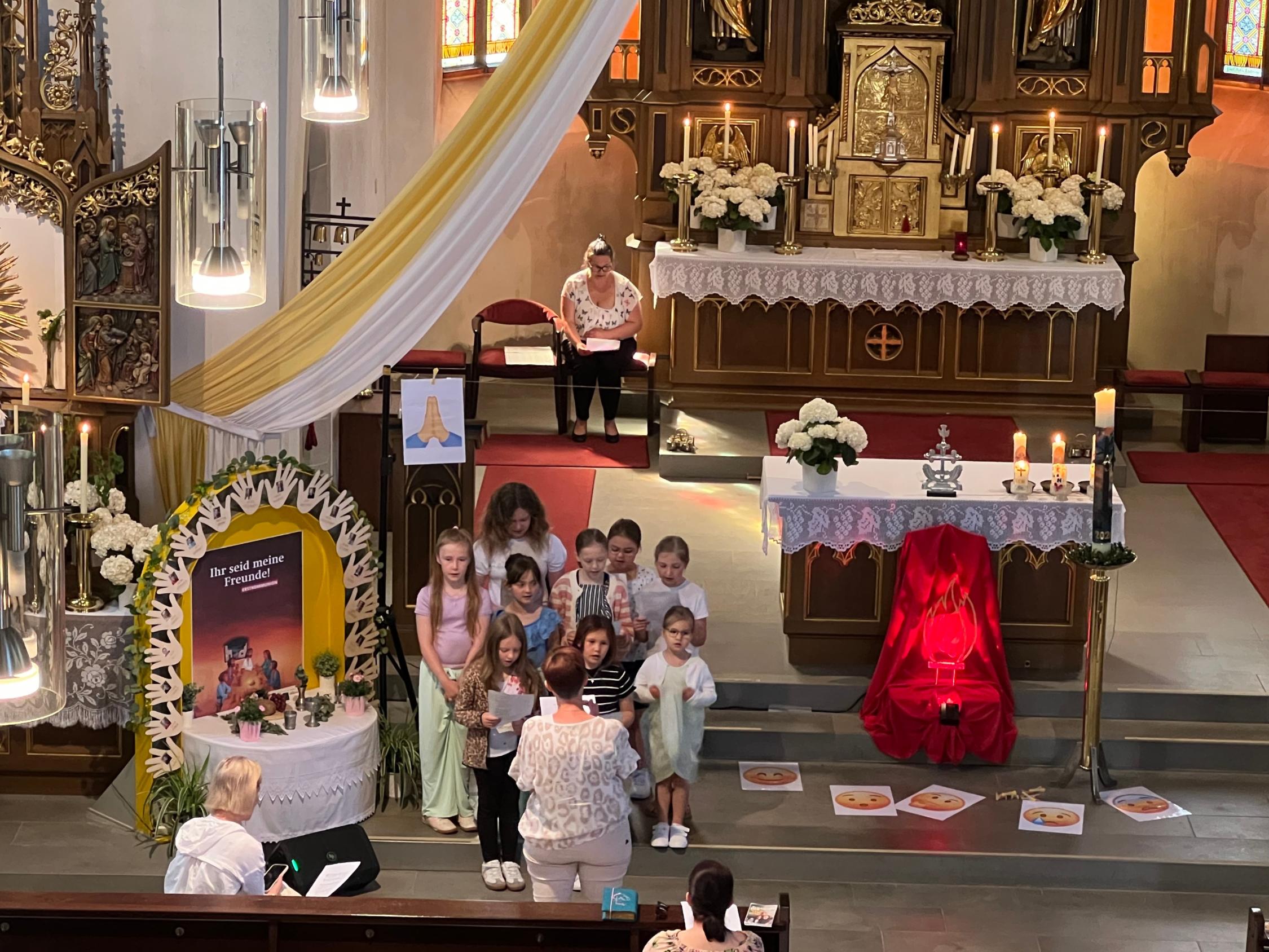 Die kleinen angels begeisterten mit ihren Liedern.