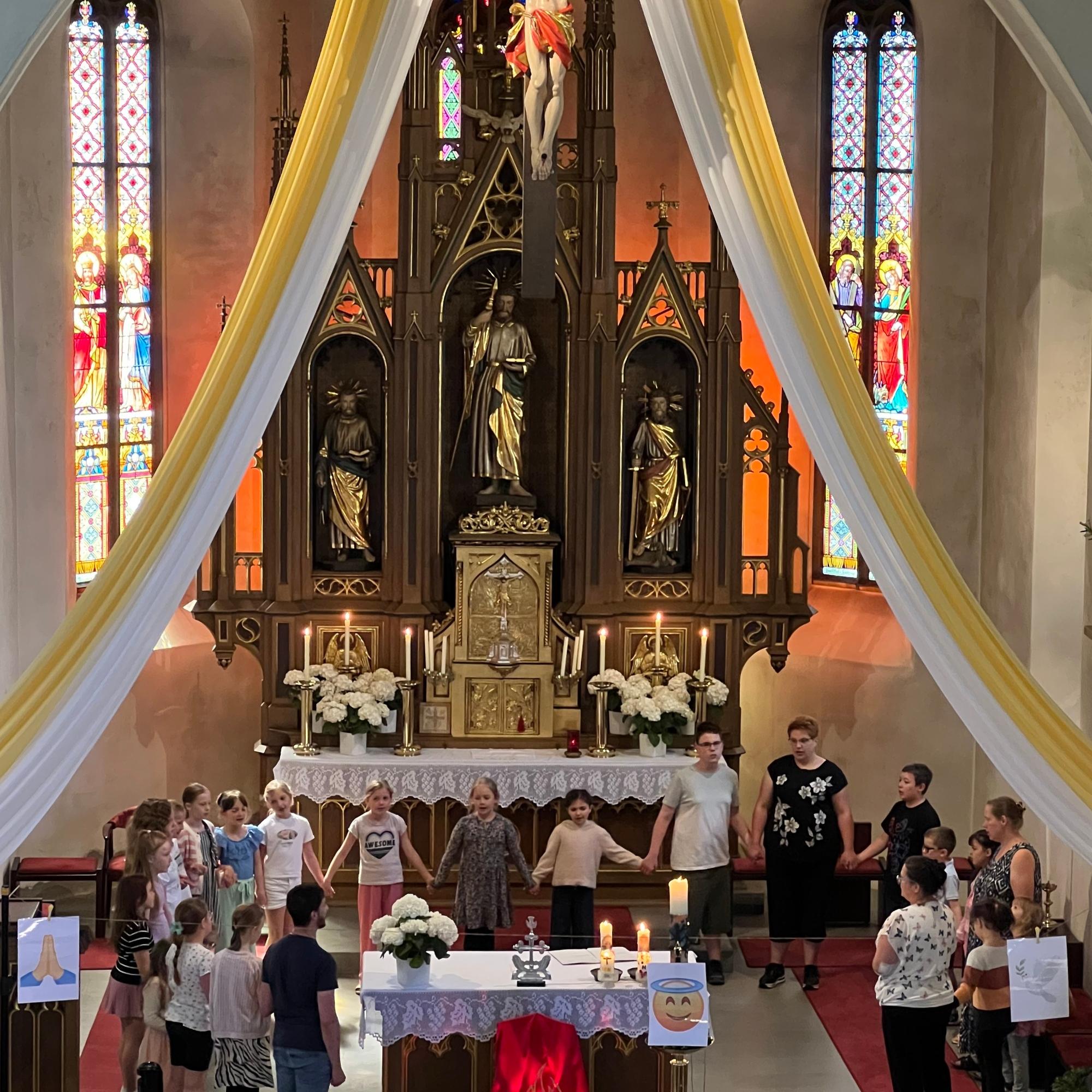Das Vater Unser beteten alle Kinder um den Altar versammelt.