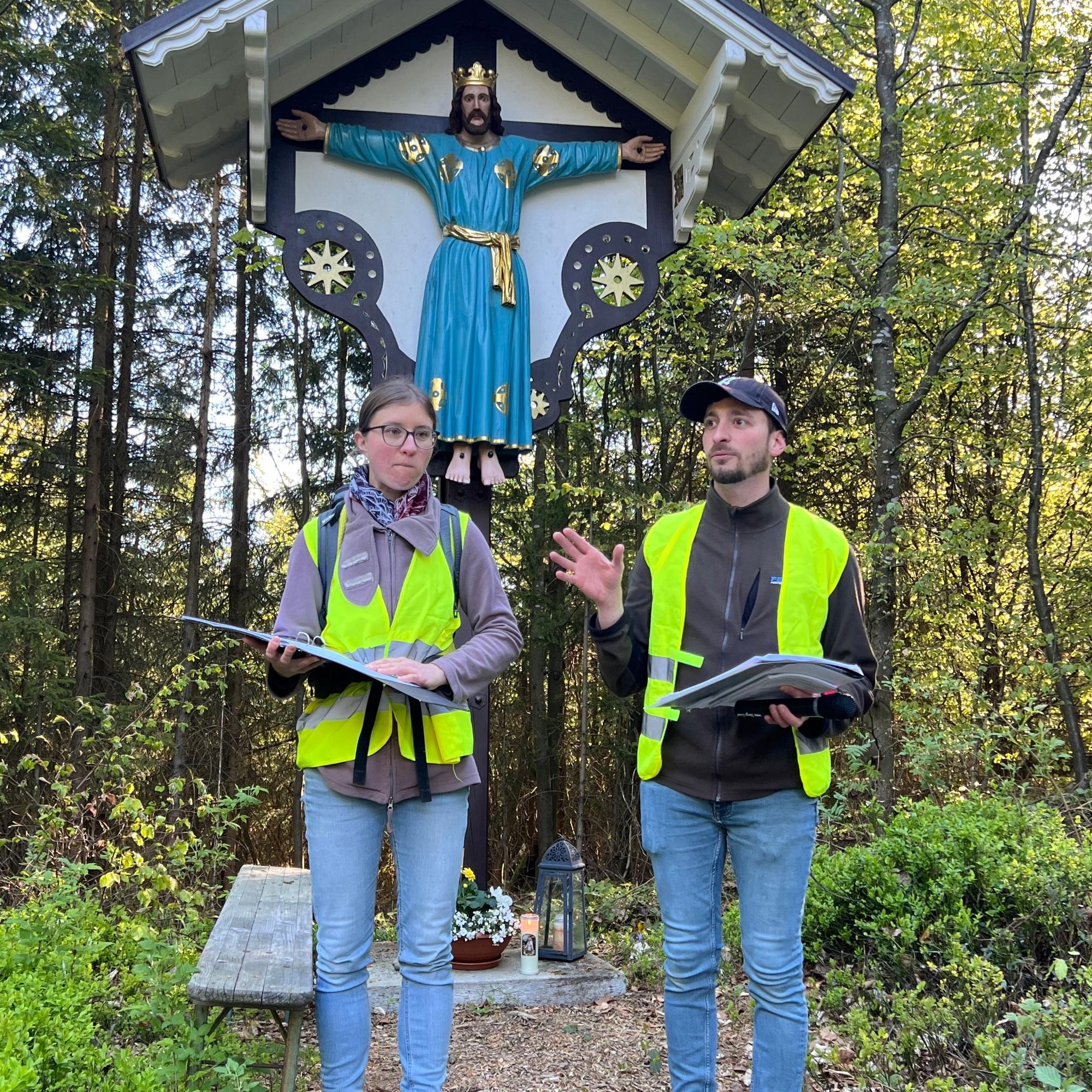 Premiere an der 'Göttlichen Hilf'. Nachdem im letzten Jahr Wallfahrtsführer Franz Behrschmidt nach vielen Jahren sein Amt abgegeben hatte, übernahmen dieses Jahr zum ersten mal Maria Schmutzler und Thomas Weiß.