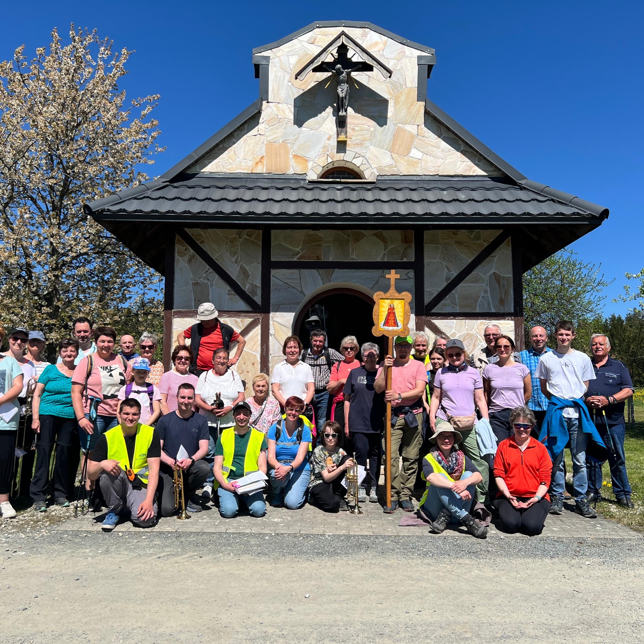 Das Gruppenbild vor der Wallfahrtskapelle bei Hinterrehberg.