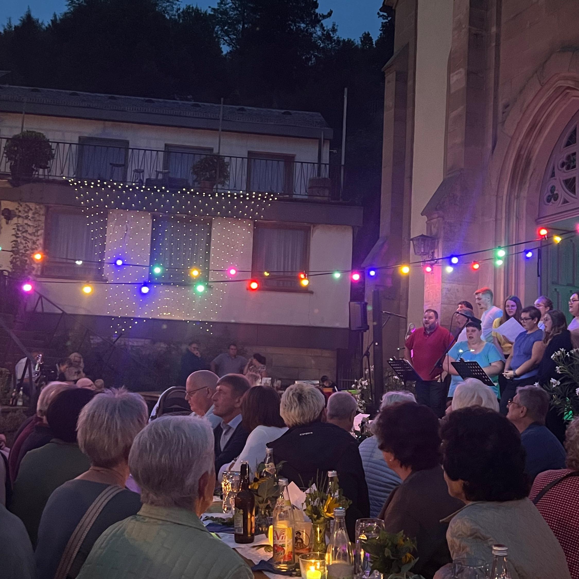 Lichterstimmung vor der Kirche. Zahlreiche Gäste blieben bis zum Schluss.
