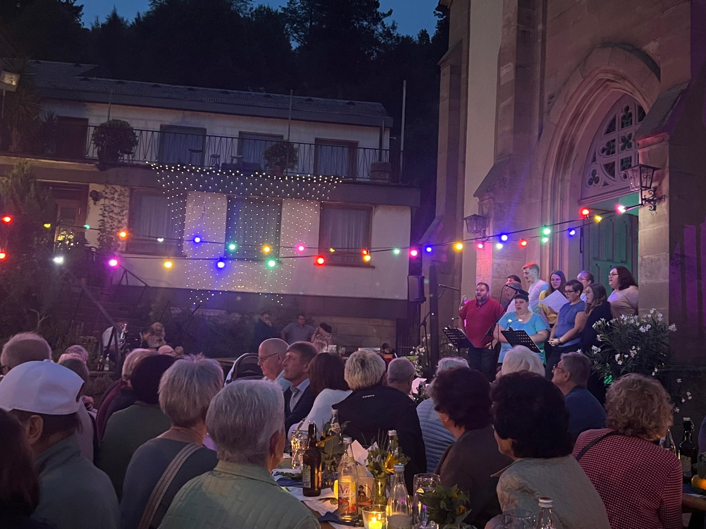 Lichterstimmung vor der Kirche. Zahlreiche Gäste blieben bis zum Schluss.