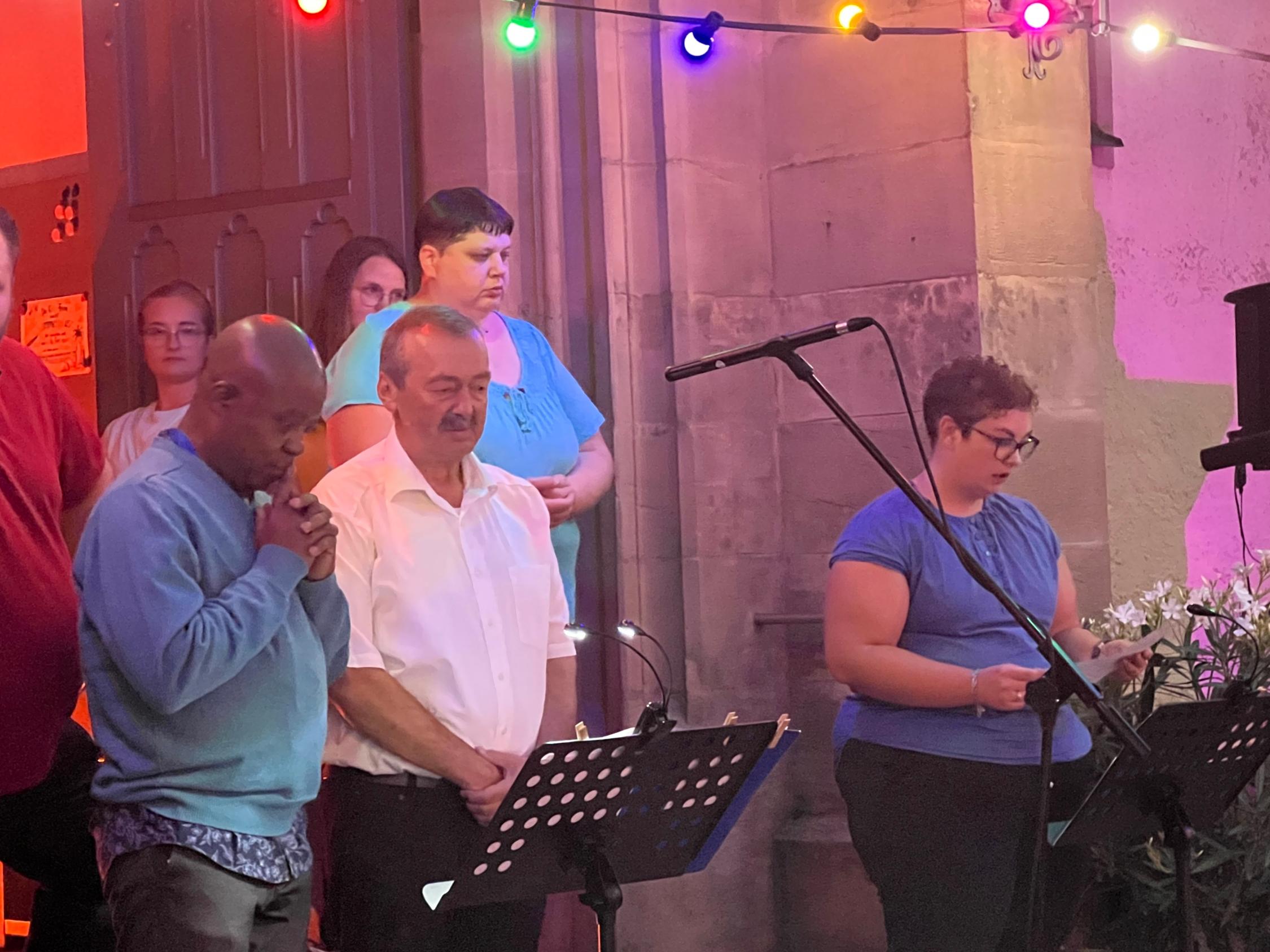 Pfarrer Eusebius hielt den Gottesdienst, und spendete auch den Segen zum Abschluss des Abendlobs.