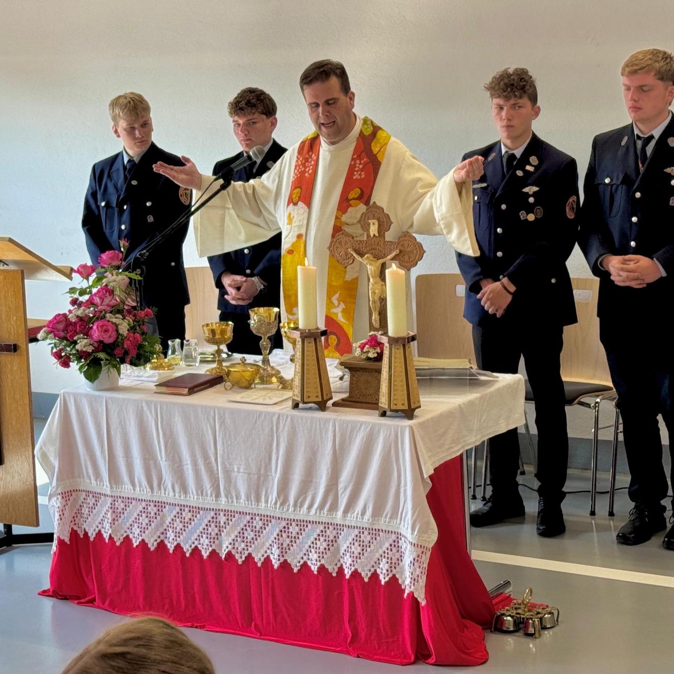 Pfarrer Pötzl zelebrierte den Gottesdienst.