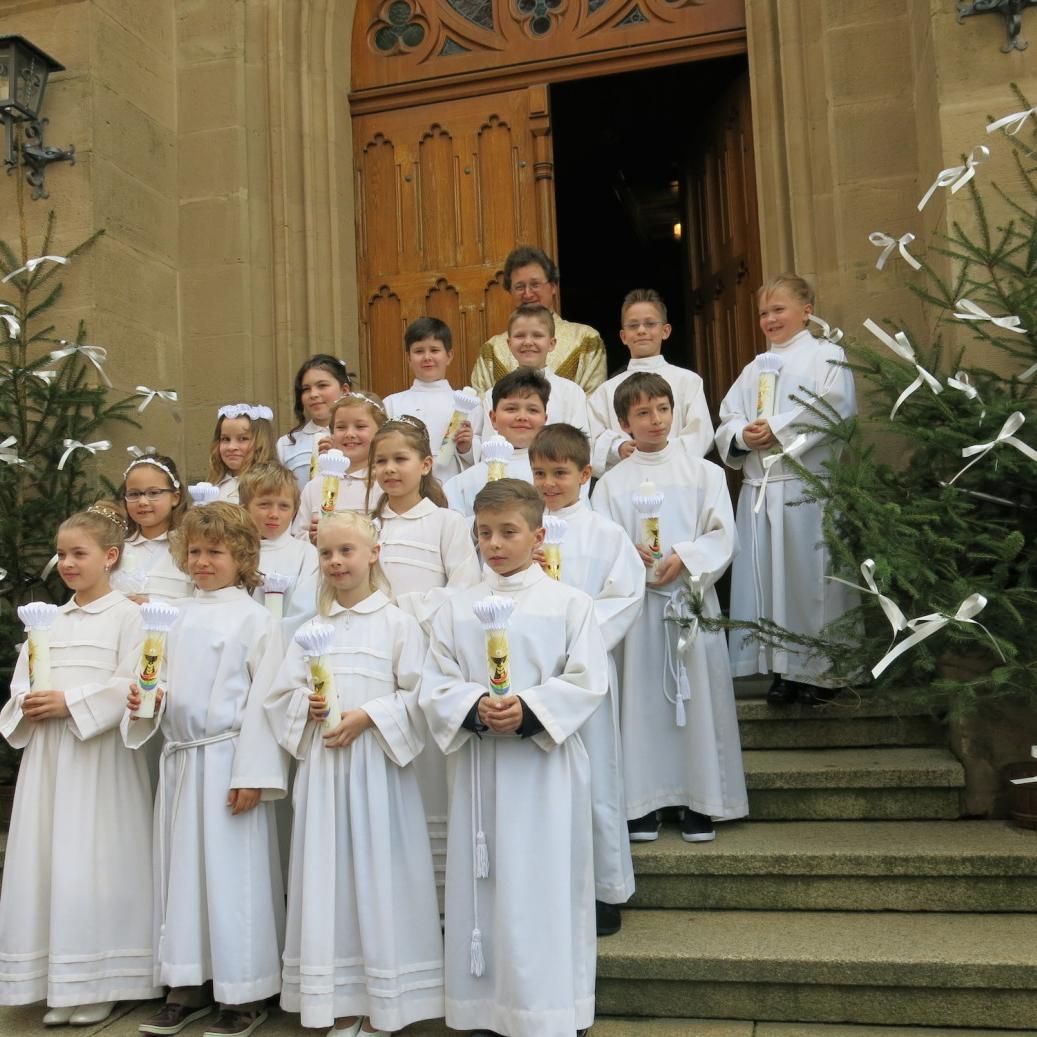 Die Kommunionkinder 2014: vorne v.l.n.r.: Maria Löffler, David Stöcker, Nina Stumpf, Aron Brunner. 2 Reihe: Fabienne Müller, Nico Müller, Nina Zeuß, Johannes Schütz, Felix Braunersreuther- 3. Reihe: Karina Braunersreuther, Anna Stalph, Fabio Goller, Moritz Klinger, hinten: Vanessa Zachall, Elia Wunder, Ben Behrschmidt, Fabio Müller