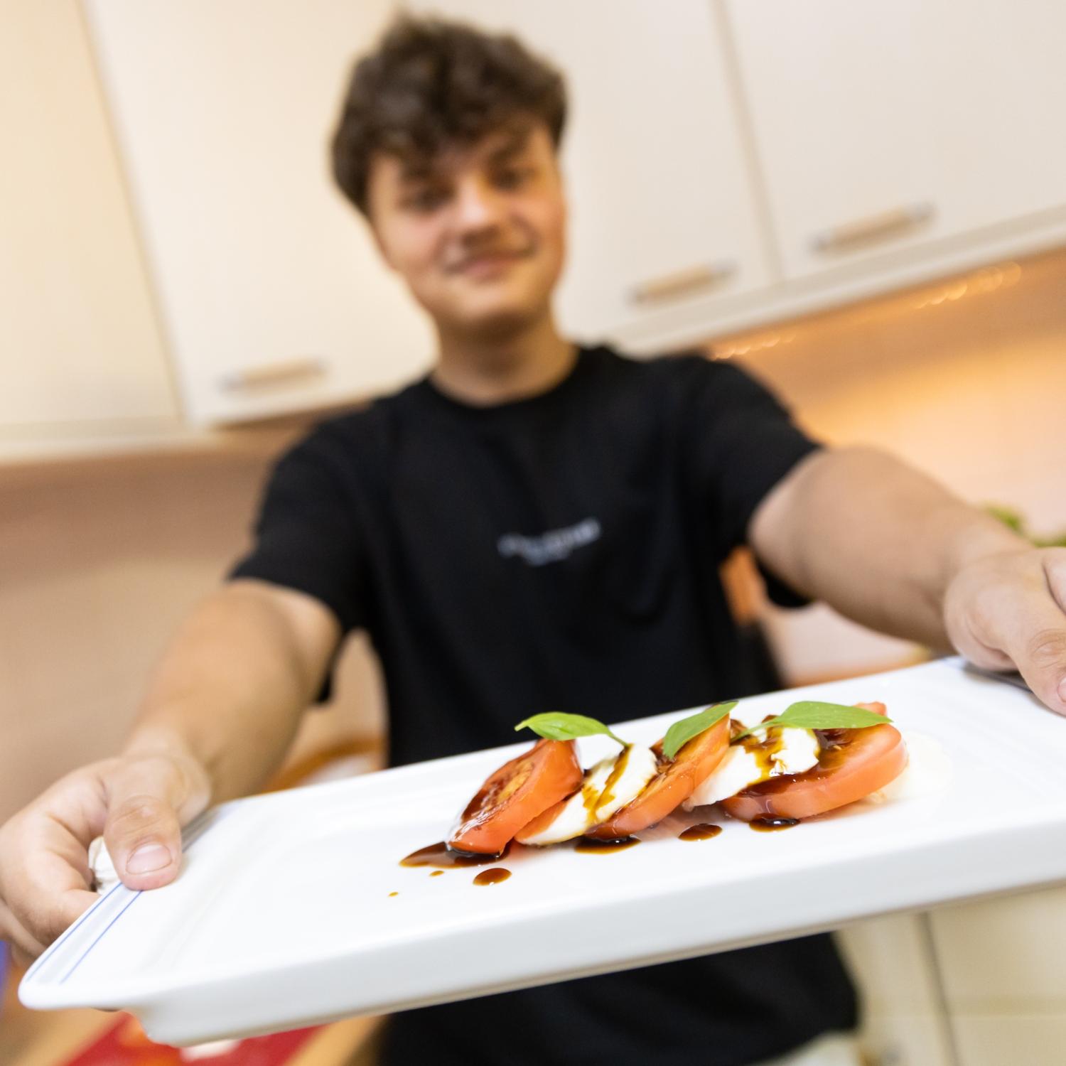 Sebastian präsentiert die Antipasti-Platte