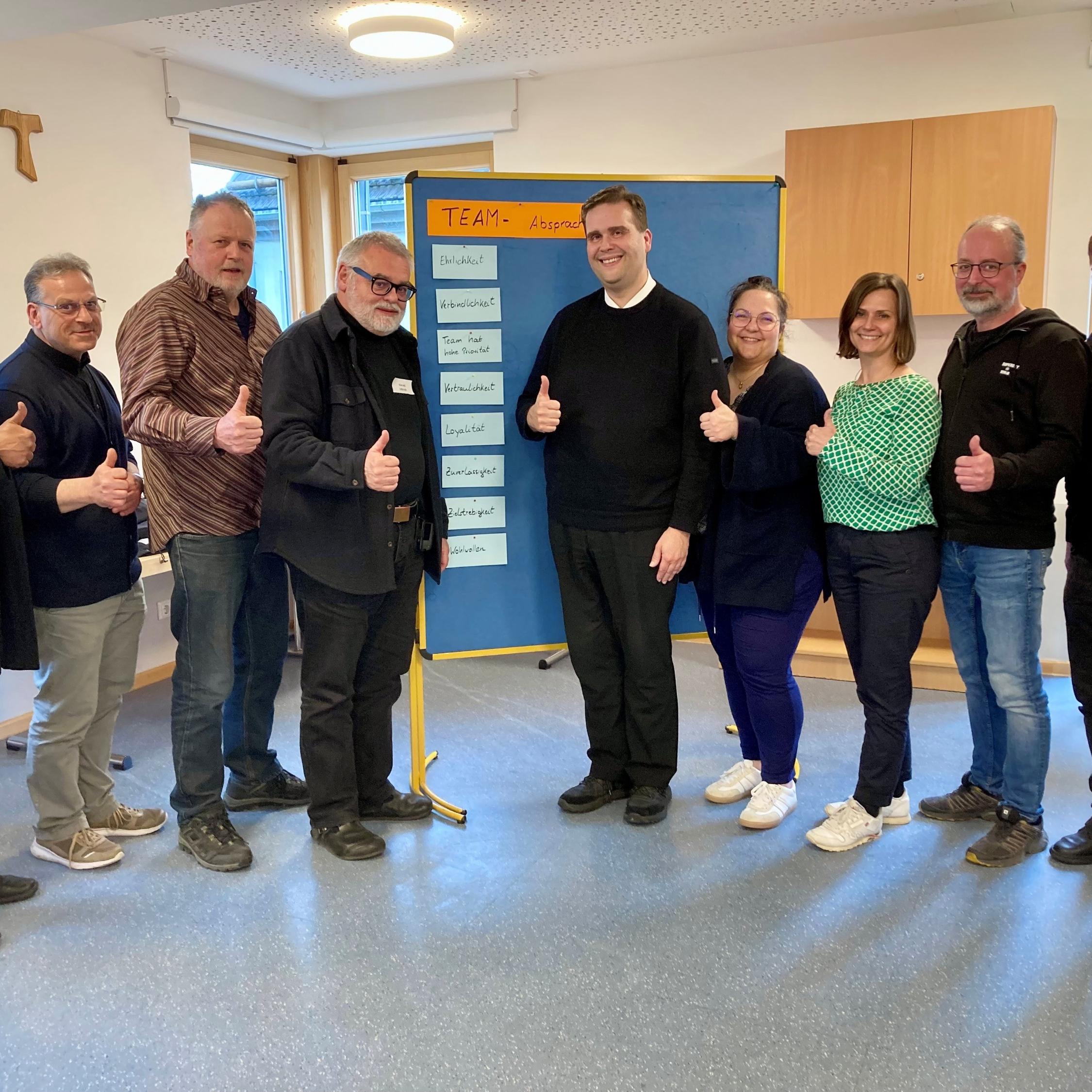 V.l.n.r.: Pfarradministrator Cyriac Chittukalam, Pfarrer Richard F. Reis, Pastoralreferent Josef Grünbeck, Pastoralreferent Harald Ulbrich, Leitender Pfarrer Detlef Pötzl, Gemeindereferentin Kathrin Ritter, Verwaltungsleiterin Stephanie Trautendorfer, Gemeindereferent Andreas Roderer, Diakon Alfred Trebes (nicht im Bild: Pfarrer Thomas Hauth, Pfarrvikar Anton Heinz)
